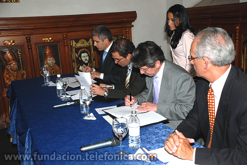 (De izq. a derecha) Raúl Vallejo - Ministro de Educación del Ecuador; Juan Federico Goulu - Presidente de Fundación Telefónica Ecuador; Ignacio Pérez - Presidente de Expoflores; Bladimir Chicaiza - Coordinador Nacional OTI – IPEC; Francisco Vacas - Viceministro de Relaciones Laborales del Ecuador y Dagmar Thiel - Vicepresidenta de Fundación Telefónica Ecuador.