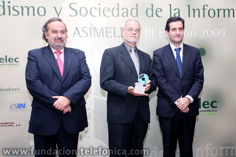 De izda. a dcha.: el presidente de ASIMELEC, Martín Pérez Sánchez; el vicepresidente ejecutivo de Fundación Telefónica, Javier Nadal, y el director general para el Desarrollo de la Sociedad de la Información, David Cierco.