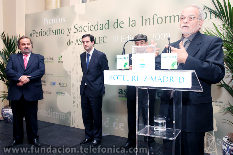 De izda. a dcha.: el presidente de ASIMELEC, Martín Pérez Sánchez; el director general para el Desarrollo de la Sociedad de la Información, David Cierco; el director general de ASIMELEC, José Pérez; y en primer término, el vicepresidente ejecutivo de Fundación Telefónica, Javier Nadal