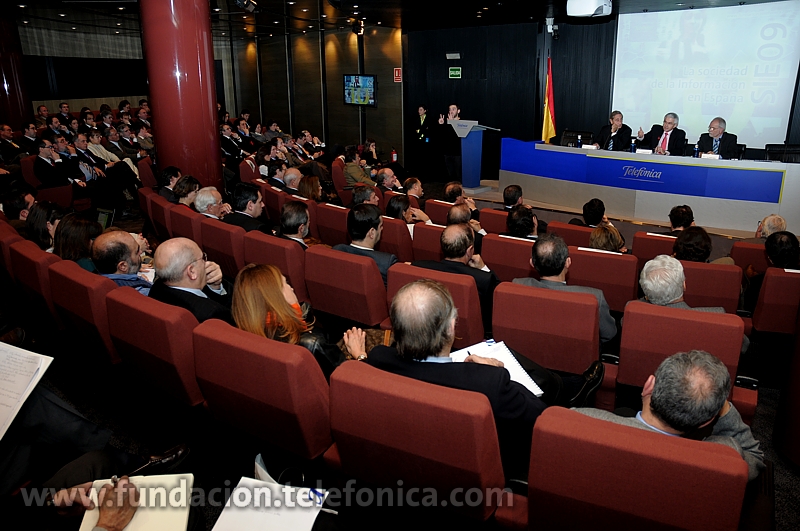 Vista general del auditorio durante la presentación del informe