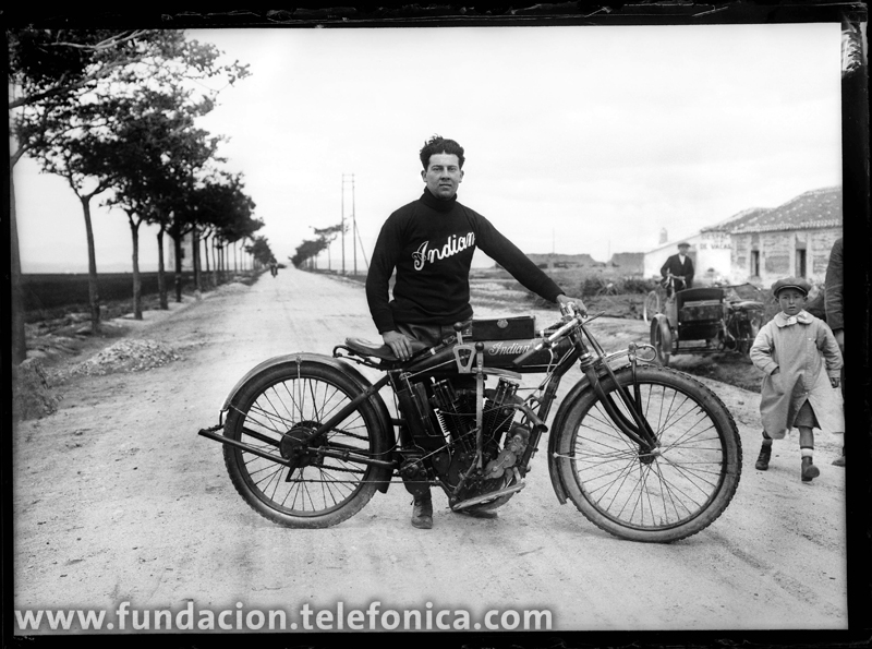 Un motorista en el circuito de Galapagar, 1917. © Marín. VEGAP 2010.