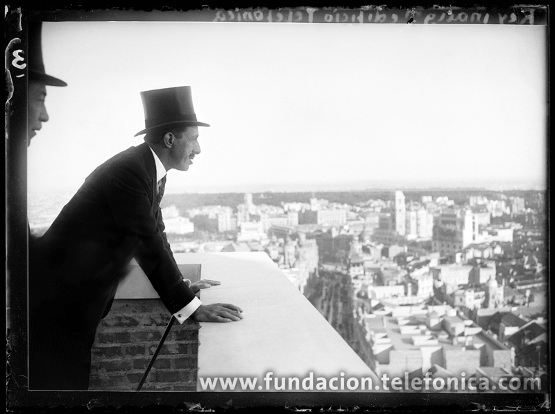 El Rey Alfonso XIII, en la azotea del edificio de Telefónica en la Gran Vía. Madrid, 1929. © Marín. VEGAP 2010.