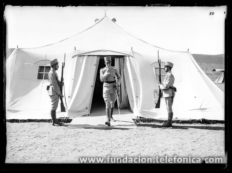 El Rey Alfonso XIII saliendo de su tienda en unas maniobras militares, 1916. © Marín. VEGAP 2010.