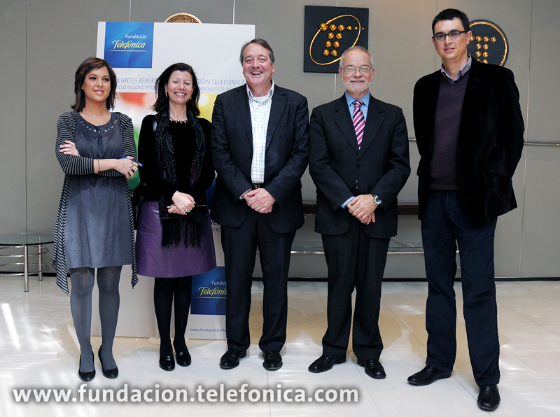 La periodista Mara Torres; la directora del Centro de Diversidad del IE Business School y autora del libro La gestión de la diversidad en la organización global, Celia de Anca; el conferenciante, Fons Trompenaars; el vicepresidente ejecutivo de Fundación Telefónica, Javier Nadal; y el profesor de la Universidad de la Coruña y responsable de la cátedra de Economía Digital de la EOI, Juan Freire.
