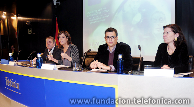 El conferenciante, Fons Trompenaars; la periodista Mara Torres; el profesor de la Universidad de la Coruña y responsable de la cátedra de Economía Digital de la EOI, Juan Freire; y la directora del Centro de Diversidad del IE Business School y autora del libro La gestión de la diversidad en la organización global, Celia de Anca.