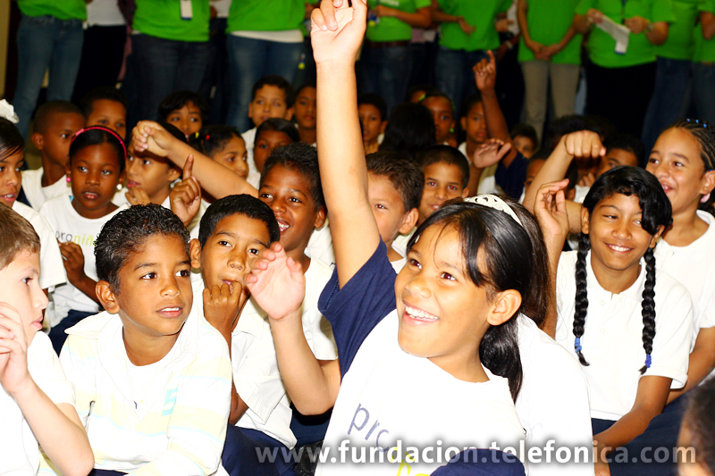 En la sede principal de Telefónica en Caracas, este jueves 28 de enero, se desbordó la alegría cuando más de un centenar de estudiantes de escuelas populares de Petare, pertenecientes al programa Proniño de Fundación Telefónica, participaron de actividades recreativas y recibieron entretenidos e instructivos obsequios, de manos de un grupo representativo de empleados de la compañía.