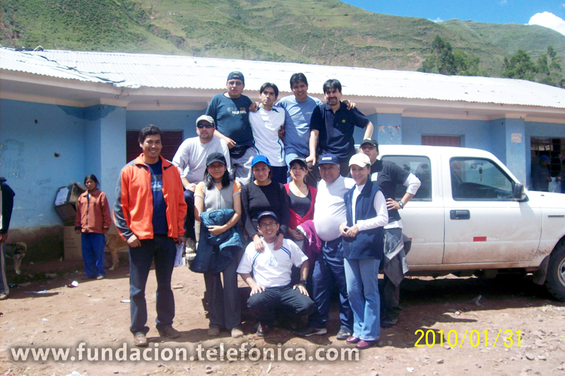 Los voluntarios Telefónica de Cusco, Wilber Vargas, Carolina Ramírez, María Luisa Farfán, Juan Arhuata, Humberto Ruidías, Edu Ballesteros, Ricardo Guerra, Kelly Salas, Carolina Garay, Alba Bustamante, Frida Rodríguez, Álvaro Quecaño, Guido Licuona, Oyla Olivera, Martín Valdivia, Alex Angulo, Joel Gamarra, Ferdinag Cevallos, Kathiusca Florez, Marlene Corimanya, Renzo Pilares, Roberto Cáceres, Yovana Guevara e Ismael Villalba, luego de hacer la donación a los damnificados de la comunidad de Yanamachi en Cusco.