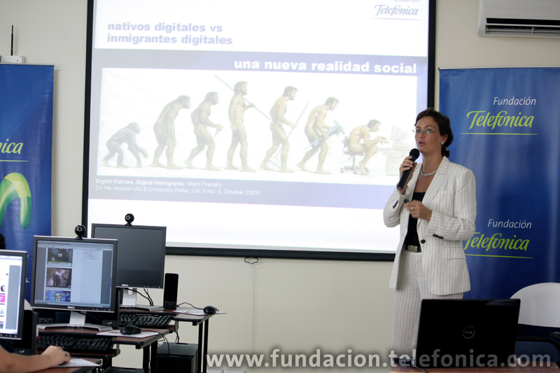 Dagmar Thiel, Vicepresidenta de Fundación Telefónica Ecuador, expuso sobre el comportamiento de los jóvenes ante las cuatro pantallas y realizó el lanzamiento oficial del estudio en Ecuador.