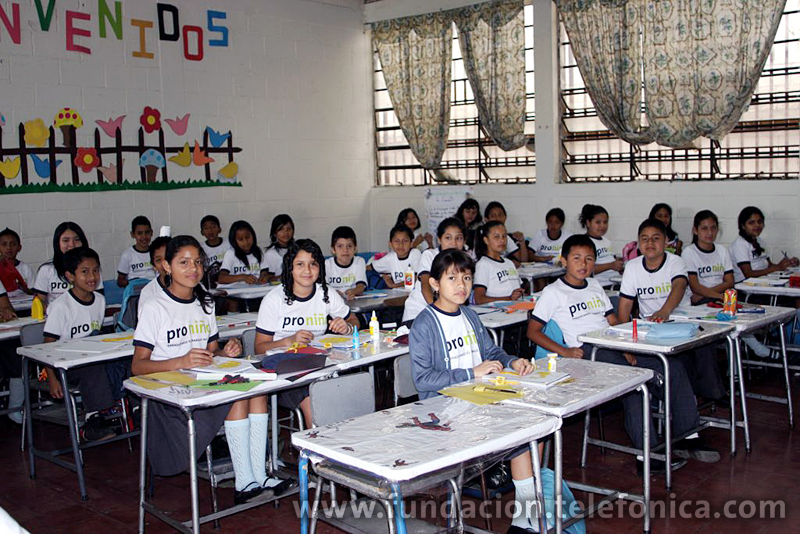 Fundación Telefónica contribuyen con la mejora de la calidad educativa y la inclusión tecnológica. Las Aulas Fundación Telefónica benefician a 6,100 alumnos  y 169 docentes de escuelas públicas.