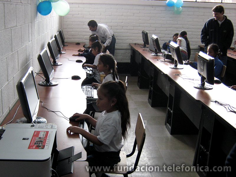 Las tres aulas fueron especialmente diseñadas y equipadas por Telefónica, cada una cuenta en promedio con 20 computadoras de última tecnología, conexión a Internet, cañonera, pantalla de proyección, equipo multifuncional y cámara digital.