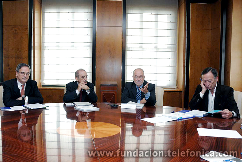 De izda. a dcha.: el director general técnico de Zenith Media, Eduardo Madinaveitia; el presidente de la Academia de la Publicidad y coordinador del dossier, Julián Bravo; el vicepresidente ejecutivo de Fundación Telefónica, Javier Nadal; y el coordinador de TELOS, Enrique Bustamante.
