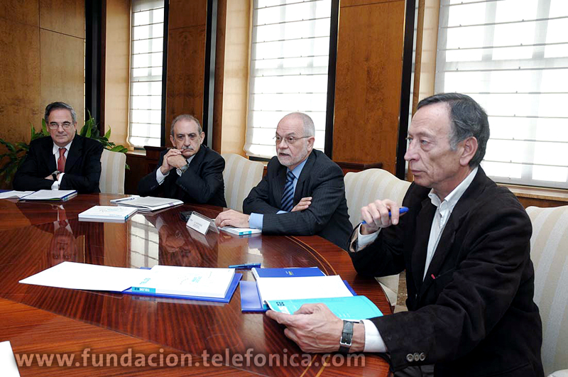 De izda. a dcha.: el director general técnico de Zenith Media, Eduardo Madinaveitia; el presidente de la Academia de la Publicidad y coordinador del dossier, Julián Bravo; el vicepresidente ejecutivo de Fundación Telefónica, Javier Nadal; y el coordinador de TELOS, Enrique Bustamante.