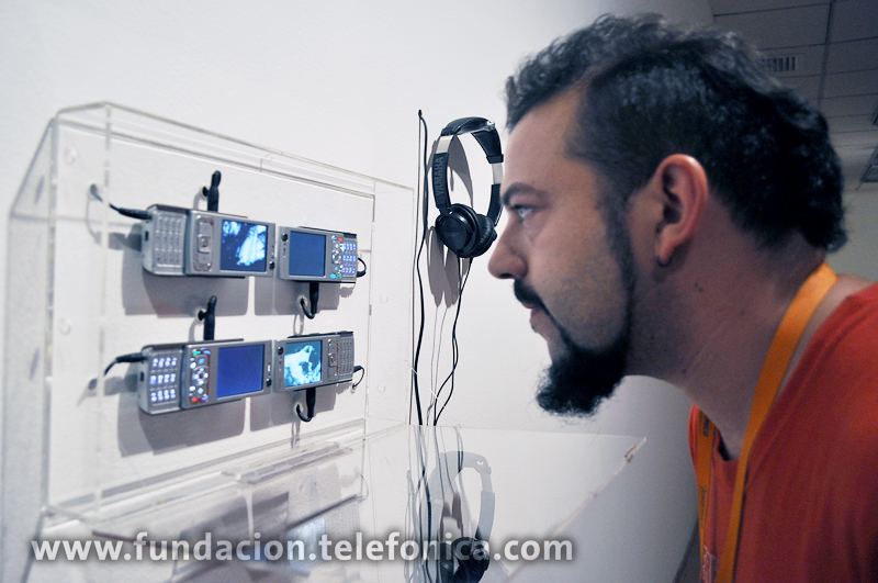 Artista Nacho Durán viendo su obra 4mobiles.