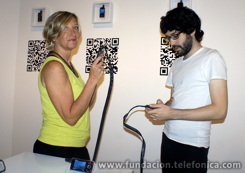 Artistas Giselle Beiguelman y Mauricio Fleury en su instalación Suite 4 Mobile Tags.