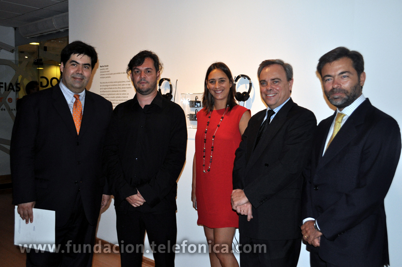 De izq. a der.: Mario Coronado, director de la Fundación Telefónica del Perú; Marcus Bastos, curador de la exposición Geografías Celulares; Lucía García de Polavieja, gerente de proyectos culturales de la Fundación Telefónica del Perú; Javier Manzanares, presidente ejecutivo del Grupo Telefónica en el Perú y de su Fundación; y Álvaro Badiola, gerente general de Telefónica del Perú.