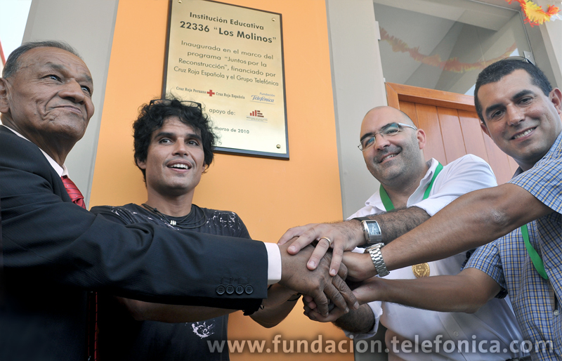 De izq. a der.: Máximo Quispe, director Regional de Educación de Ica; Pedro Suárez Vértiz, artista participante del Concierto Voces Solidarias; Francisco Alcaraz, coordinador de la Cruz Roja Española en el Perú; y Álvaro Valdez, director de Comunicación e Imagen Corporativa de Telefónica.