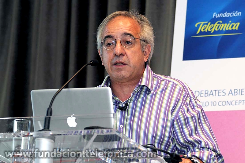 El filósofo y profesor titular del Taller de Procesamiento de Datos, Telemática e Informática de la Universidad de Buenos Aires Alejandro Piscitelli, durante su intervención