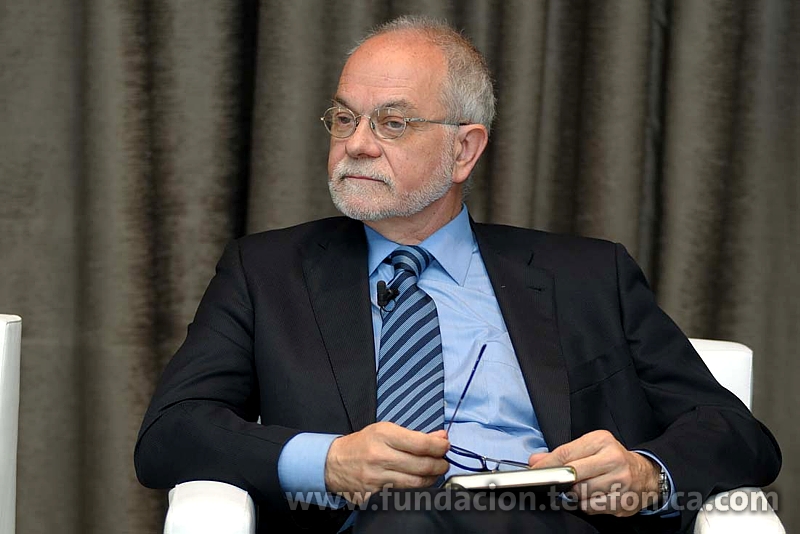 El vicepresidente ejecutivo de fundación Telefónica, también intervino en el debate destacando la buena posición que ocupa a nivel internacional la población española más joven en el uso de las TIC: “estamos ante una generación interactiva y multitarea, autónoma y que es capaz d