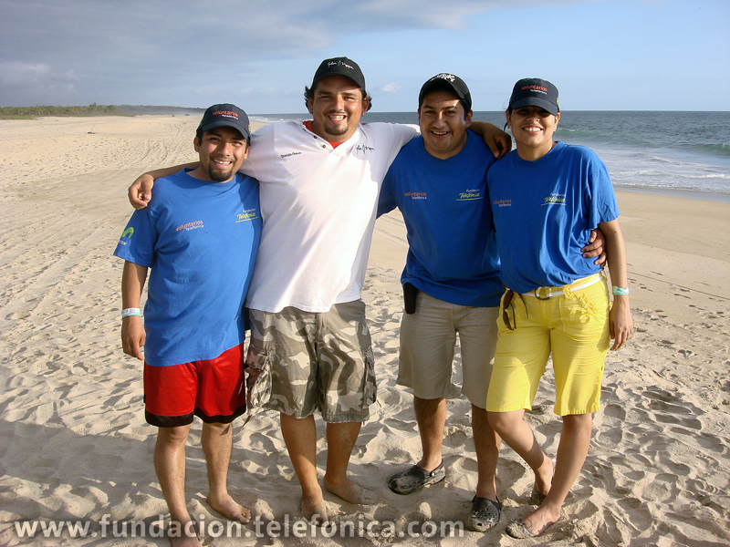 El equipo de Voluntarios Telefónica con el responsable del Campamento Selva Negra.