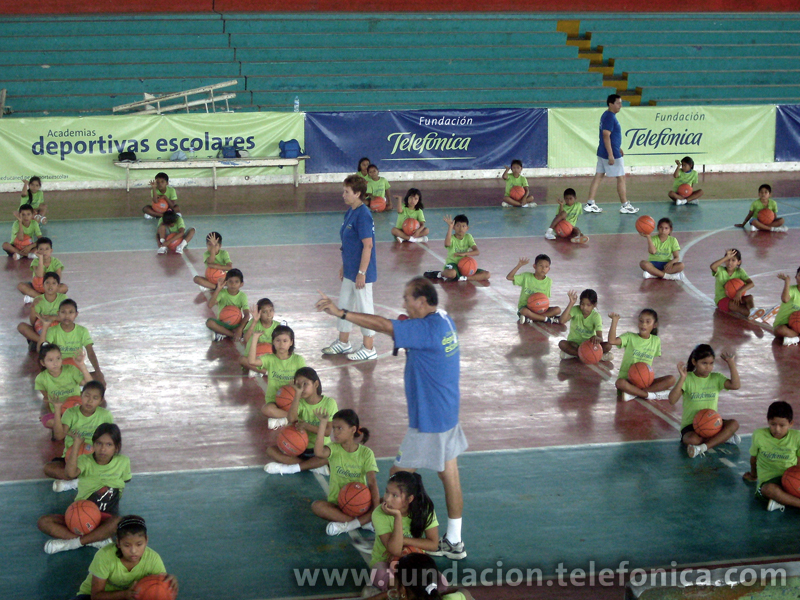 Academia Deportiva Escolar Fundación Telefónica de Minibásquet en Iquitos.