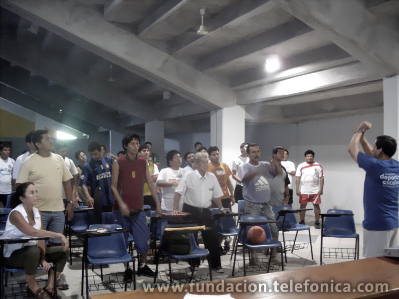 Alumnas de las I.E. República Alemana y Reverendo Padre Juan Diego Natal camino al Coliseo Cerrado de Iquitos, donde se realizó la Academia Deportiva Escolar Fundación Telefónica de Minibásquet.