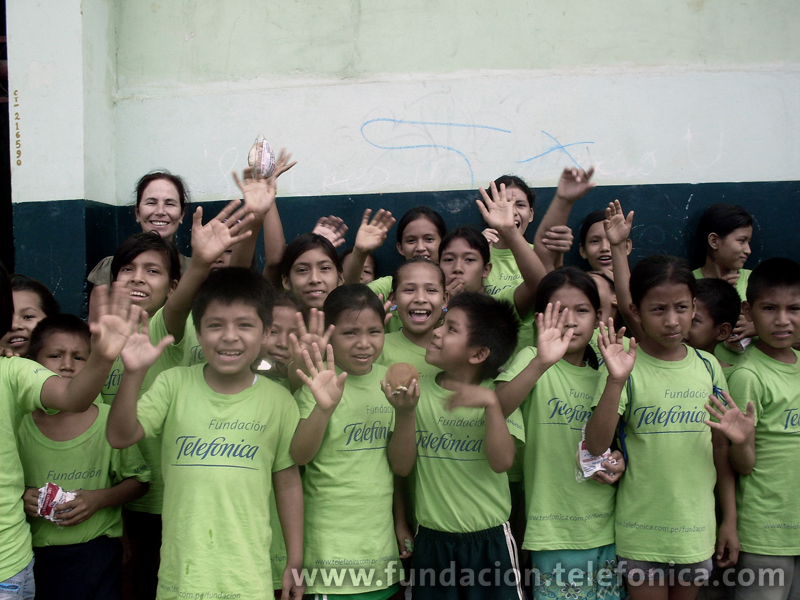 Lillian Moore de Pardo, gerenta de Proyectos Sociales y Educativos de la Fundación Telefónica, junto a alumnos de las .E. República Alemana y Reverendo Padre Juan Diego Natal de Iquitos.