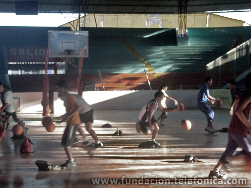 Academia Deportiva Escolar Fundación Telefónica de Minibásquet en Iquitos.