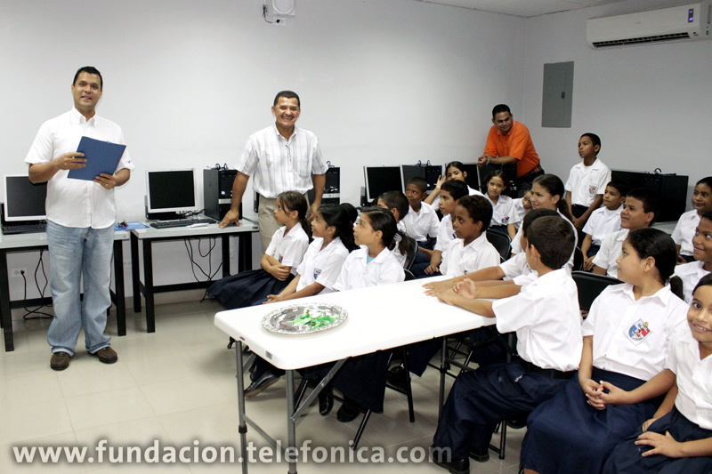 El evento contó con la presencia del Gerente de Movistar en David, Jorge Caballero así como representantes del Ministerio de Educación y la directora de la escuela, la señora María Cáceres.