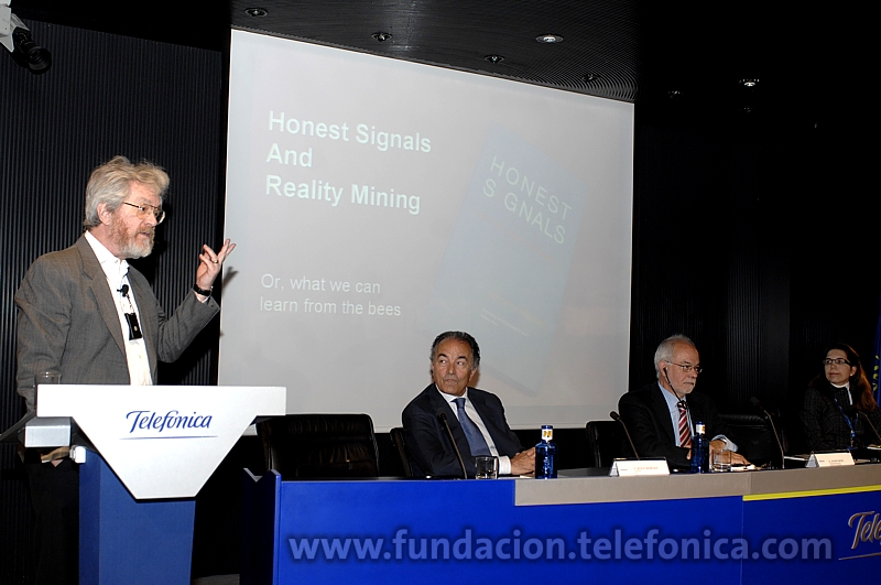 De izda. a dcha., el profesor Alex Pentland; el presidente de AETIC, Jesús Banegas; el vicepresidente ejecutivo de Fundación Telefónica, Javier Nadal; y la directora científica de Multimedia de Telefónica I+D, Nuria Oliver.