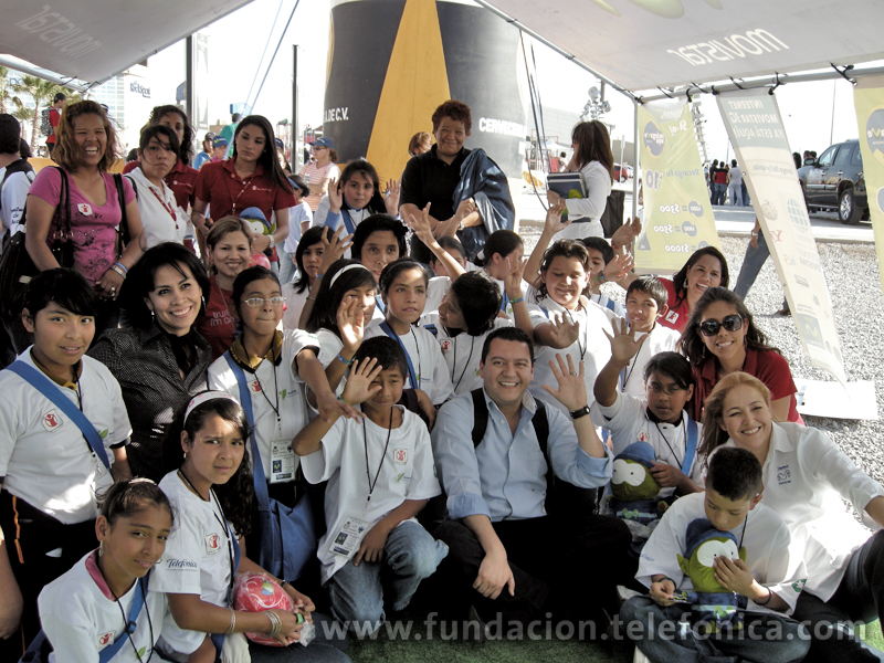 Fundación Telefónica invito a los ganadores del Cncurso de cártel y redacción a un partido de futbol