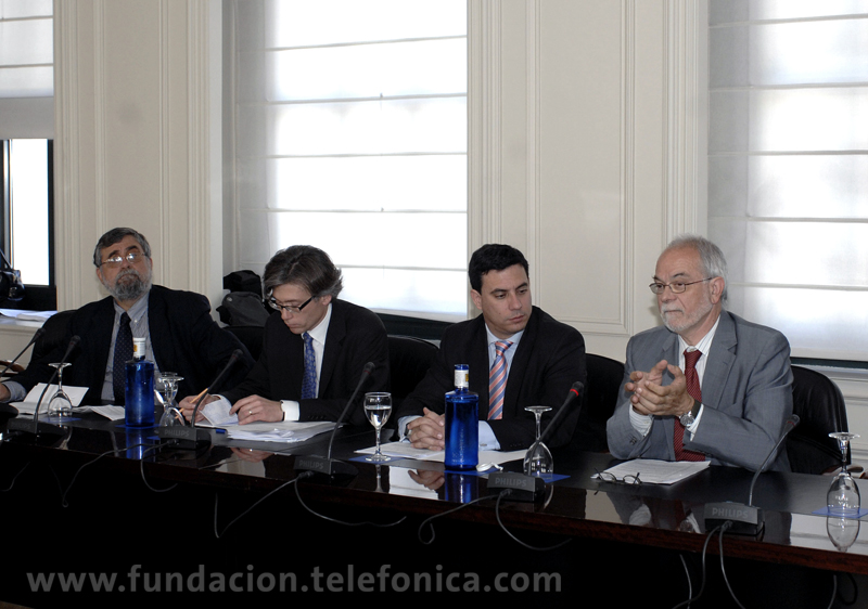 De izda. a dcha. El coordinador del IGF español, Jorge Pérez; el responsable de la División de Medios de Comunicación y Sociedad de la Información del Consejo de Europa, Jan Malinowski; el director general de red.es, Sebastián Muriel; y el vicepresidente ejecutivo de Fundación Telefónica, Javier Nadal.