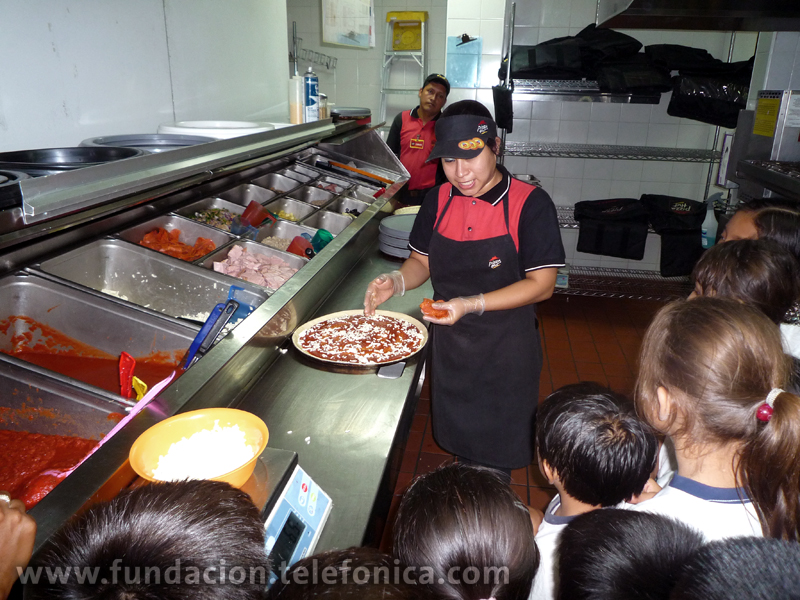 Los niños aprendiendo como se elabora una pizza.