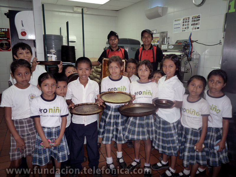 Los niños con los diferentes moldes de pizza.