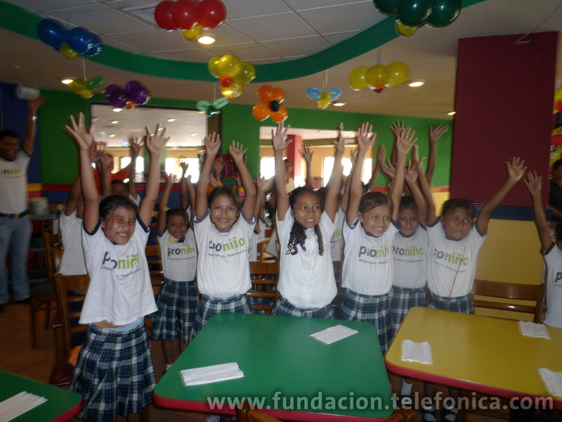 Los niños disfrutando en Pizza Hut.