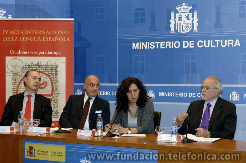 De izda. a dcha.: el director literario de la Fundación BLU, Luis Alberto de Cuenca; el presidente de la Federación Europea de Editores, Federico Motta; la periodista y escritora Irene Lozano, y el vicepresidente ejecutivo de Fundación Telefónica, Javier Nadal.