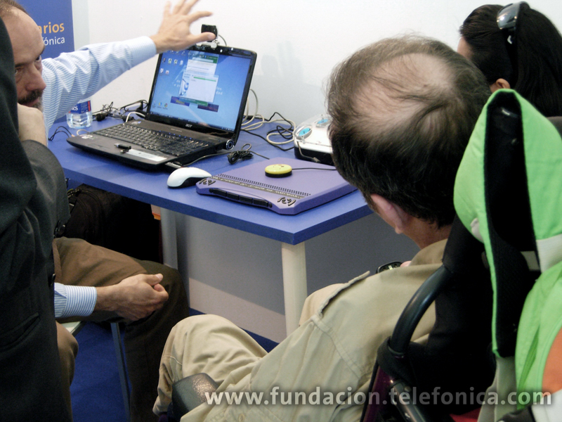 Un equipo de Retadis, adaptado para personas con discapacidad, en el stand de Voluntarios Telefónica.