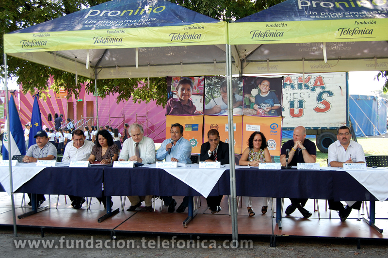 Pie de Foto: De Izq. a derecha: Guillermo Huezo, Alcalde de Colón, La Libertad; Juan Contreras, Alcalde de Ciudad Arce, La Libertad; Jeannette Alvarado, Directora de Fundación Maquilishuat; Reinhard Junghanns, Director de Cooperación Unión Europea; Calixto Mejía, Viceministro de Trabajo; Oscar Ortiz, Alcalde de Santa Tecla, La Libertad; Rossana Viteri, Directora Plan Internacional El Salvador; Alvaro Molina, Gerente de Relaciones Institucionales de Telefónica; José Romeo Barillas, Alcalde de San Juan Opico, La Libertad.