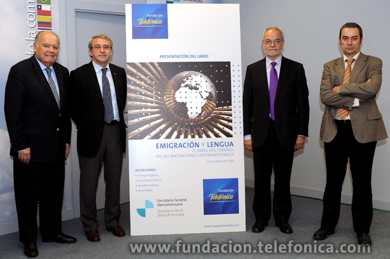 De izda. a dcha.: el Secretario General Iberoamericano, Enrique V. Iglesias; el catedrático de Sociología de la Universidad de Oviedo y coautor del libro Rodolfo Gutiérrez; el vicepresidente ejecutivo de Fundación Telefónica, Javier Nadal; y el codirector del proyecto El Valor Económico del Español, catedrático de Economía Aplicada de la Universidad Complutense y coautor del libro, José Antonio Alonso.