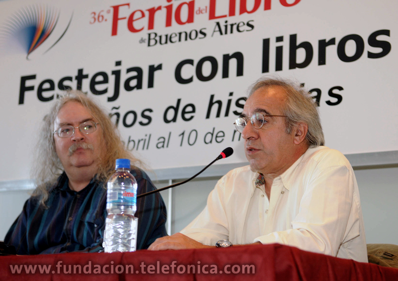 Alejandro Piscitelli (der.) y Estephen Downes en la presentación del libro "El proyecto Facebook y la Posuniversidad" en la Feria del Libro.