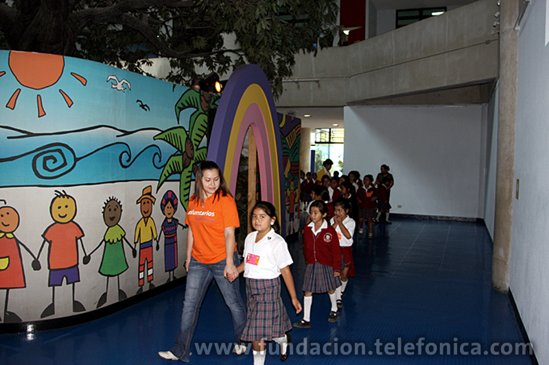 Los niños acompañados por Voluntarios Telefónica en la galería del establecimiento.