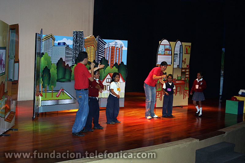 Los niños participan con los cuenta cuentos en el escenario.