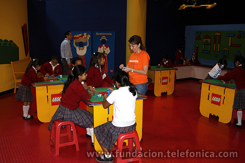 Los niños se entretienen con juegos de mesa.