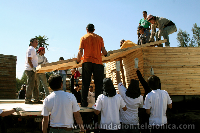 Hasta el momento ya llevan construidas 50 mediaguas (viviendas de madera muy básica) pero tienen el objetivo de construir 80 casas más y beneficiar así a más de 120 familias, entre las que se encuentran muchas beneficiarias del programa Proniño.