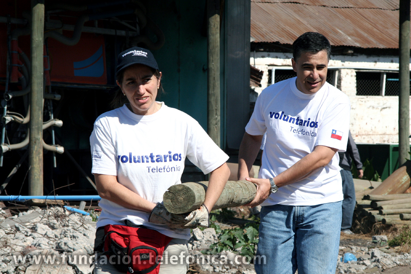 Fundación Telefónica, a través de su programa Voluntarios Telefónica en España, ha puesto a disposición una cuenta bancaria para todos los que quieran realizar aportaciones desde España para ayudar a los Voluntarios de Chile en este proyecto.