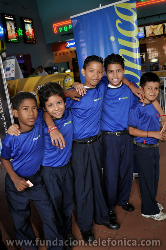 El programa reunió a 900 niños para disfrutar de una película en un cine de Managua.
