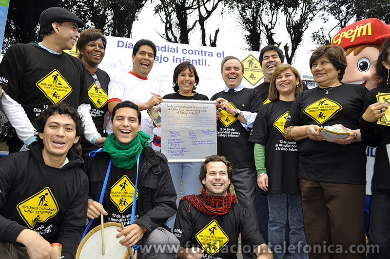 Participantes de la campaña "Hombres trabajando, niños estudiando" de la Fundación Telefónica: el actor Ernesto Pimentel; la voleibolista Lucha Fuentes; el viceministro de promoción del empleo del Ministerio de Trabajo, Javier Barreda; la ministra de la Mujer y Desarrollo Social, Nidia Vilchez; el presidente ejecutivo del Grupo Telefónica en el Perú, Javier Manzanares; el director de la Fundación Telefónica en el Perú, Mario Coronado; la directora nacional de la infancia, María del Carmen Santiago; la directora adjunta para la niñez de la Defensoría del Pueblo, Mayda Ra