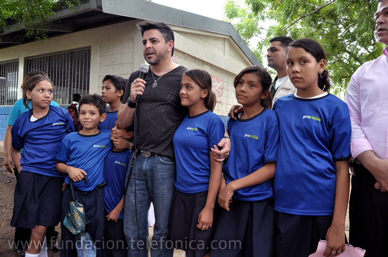 El cantante motivó a los niños y niñas para que continúen estudiando y así tener éxito en la vida.