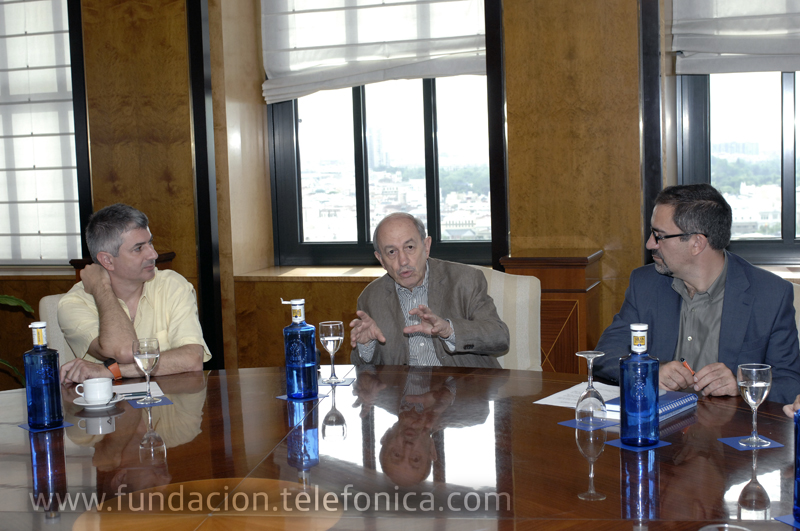 De ida. a dcha.: Los profesores y autores del estudio, Francisco Cruces y Néstor García Canclini, y el director de Debate y Conocimiento de Fundación Telefónica, José de la Peña.