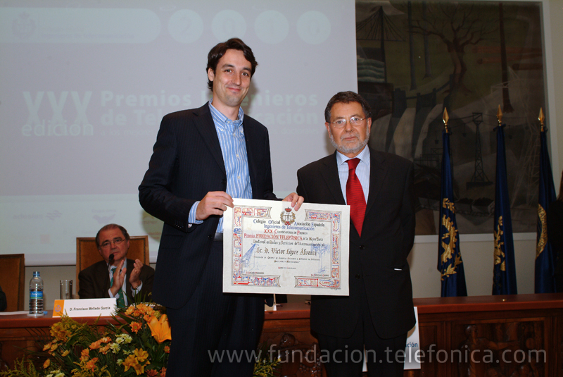 José Fernández Beaumont, del área de Debate y Conocimiento de Fundación Telefónica, entrega el Premio a la Mejor Tesis Doctoral en Redes y Servicios de Telecomunicación a Víctor López Álvarez.