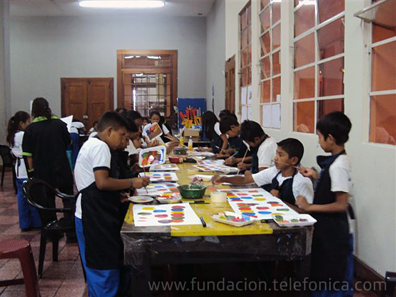 La expresión artística se fomenta en los niños beneficiados por el programa Proniño quienes aprenden a transmitir sus sentimientos e ideas a través de la pintura y escultura.
